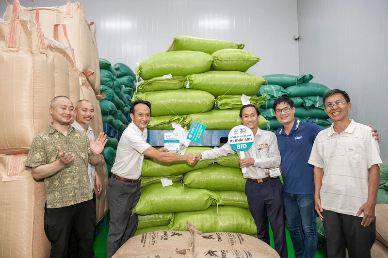 Phiên đấu giá cà phê đặc sản đầu tiên đã góp phần nâng cao giá trị cà phê Việt Nam. Phiên đấu giá cà phê đặc sản đầu tiên đã góp phần nâng cao giá trị cà phê Việt Nam.