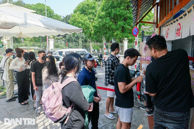 Khách đội nắng chờ nếm cà phê muối giá rẻ, chủ quán Hà Nội bán mỏi tay - 1