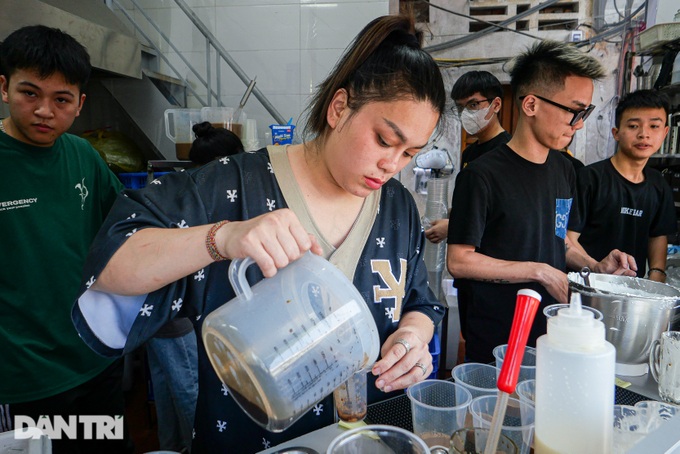 Khách đội nắng chờ nếm cà phê muối giá rẻ, chủ quán Hà Nội bán mỏi tay - 3