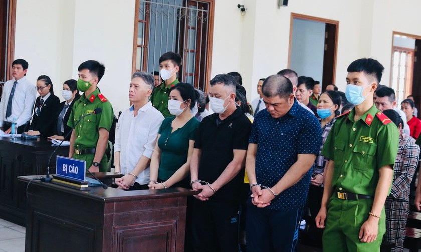 Nhóm đối tượng làm giả sổ đỏ, lừa đảo chiếm đoạt hàng chục tỷ đồng hầu toà Nhóm đối tượng làm giả sổ đỏ, lừa đảo chiếm đoạt hàng chục tỷ đồng hầu toà